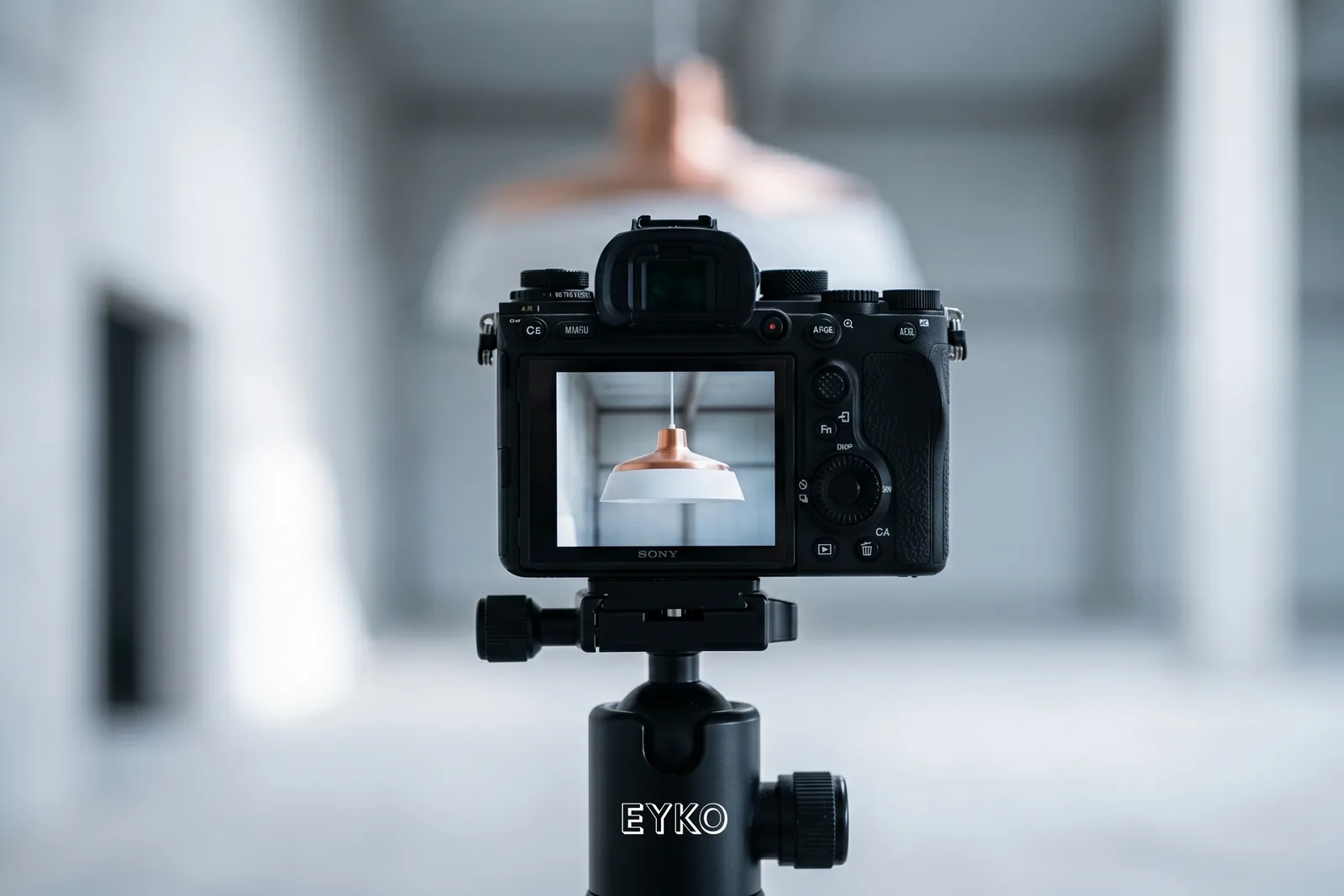 Appareil photo professionnel cadrant un intérieur