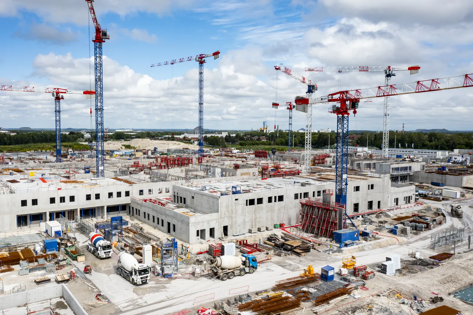 Vue drone, chantier hospitalier avec grues en Hauts-de-France