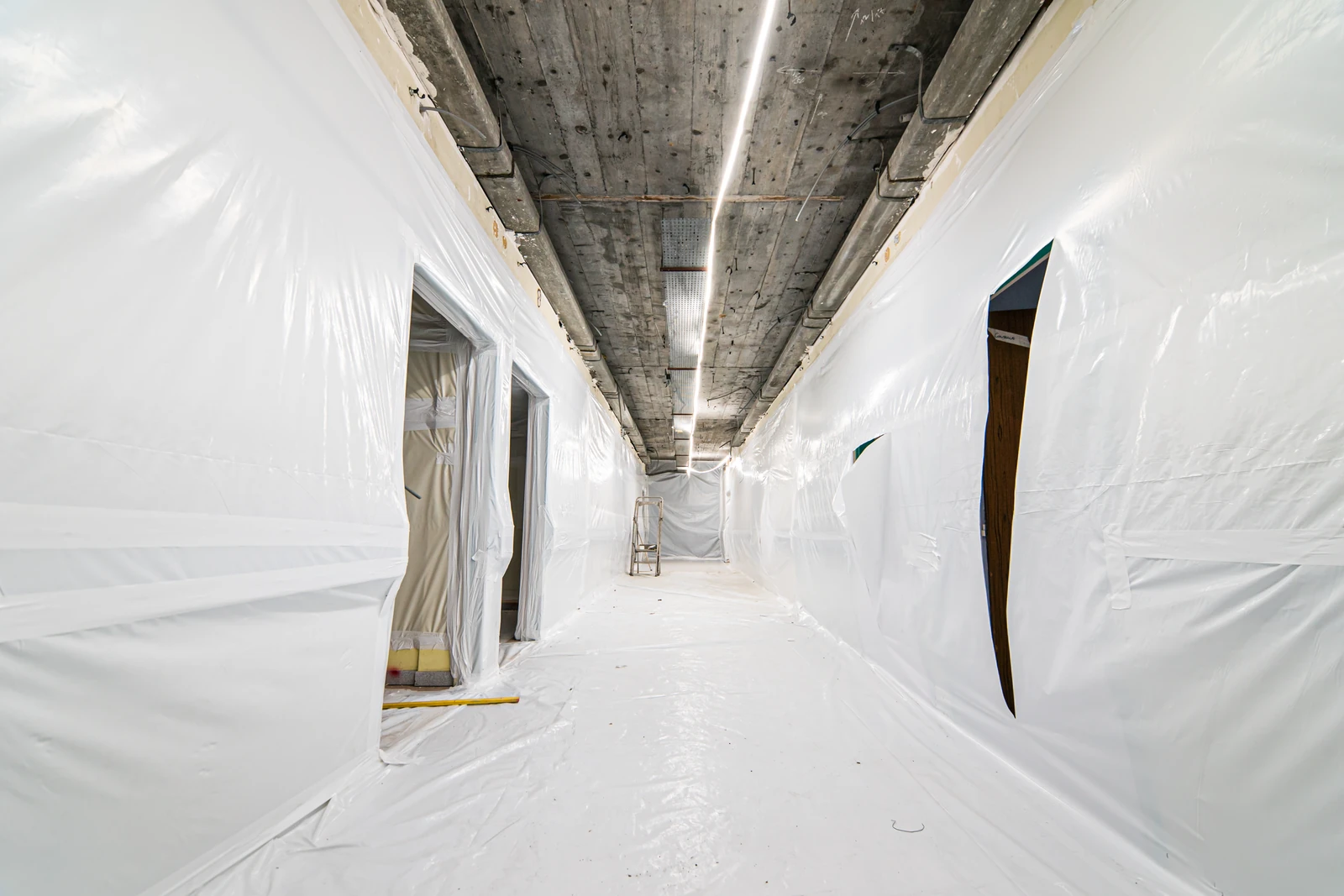 Reportage chantier BTP, couloir sous confinement plastique