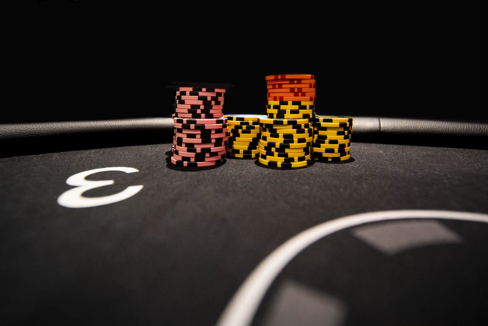 Photographie produit, jetons de poker sur table de jeu