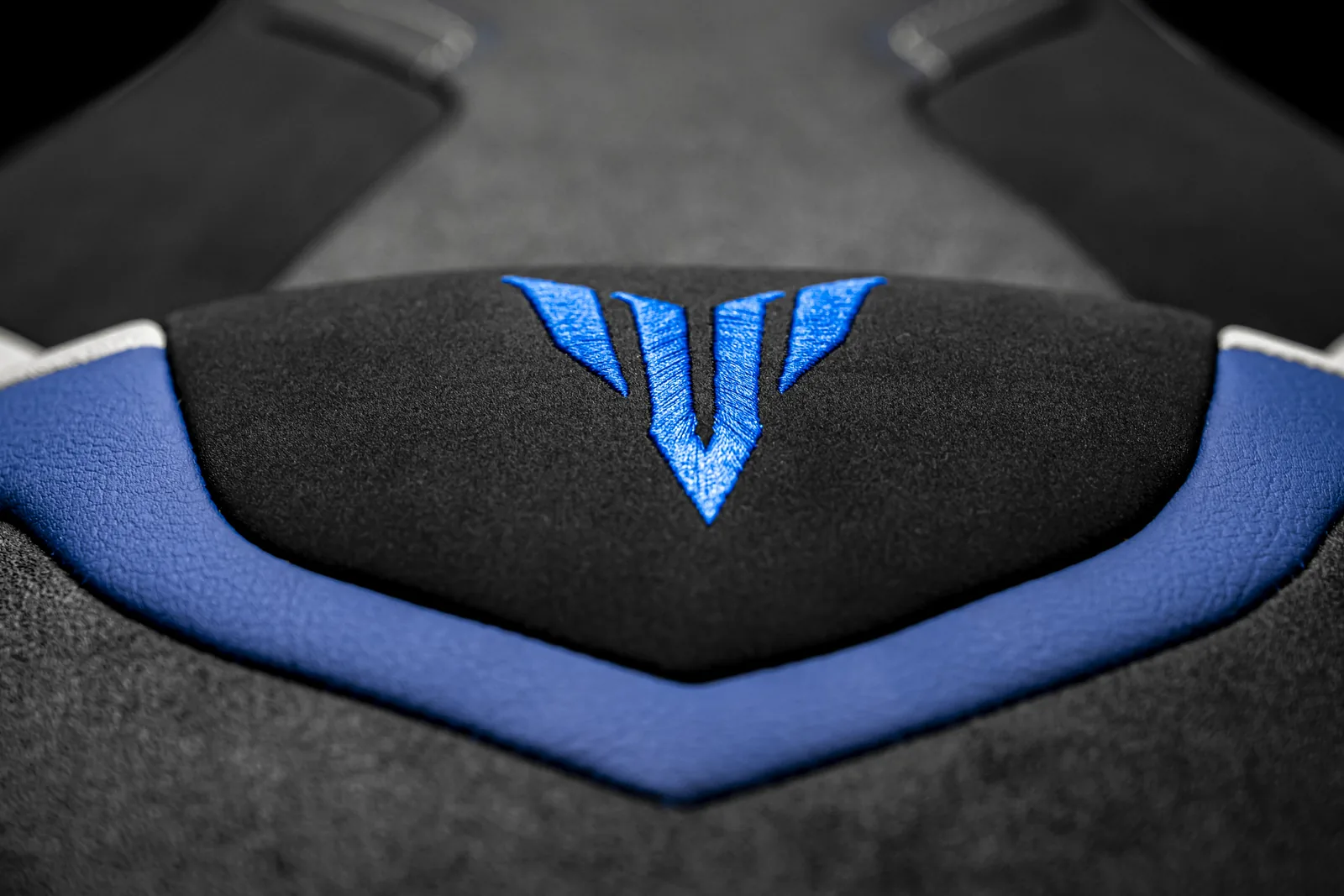 Shooting produit studio, détail selle moto Yamaha