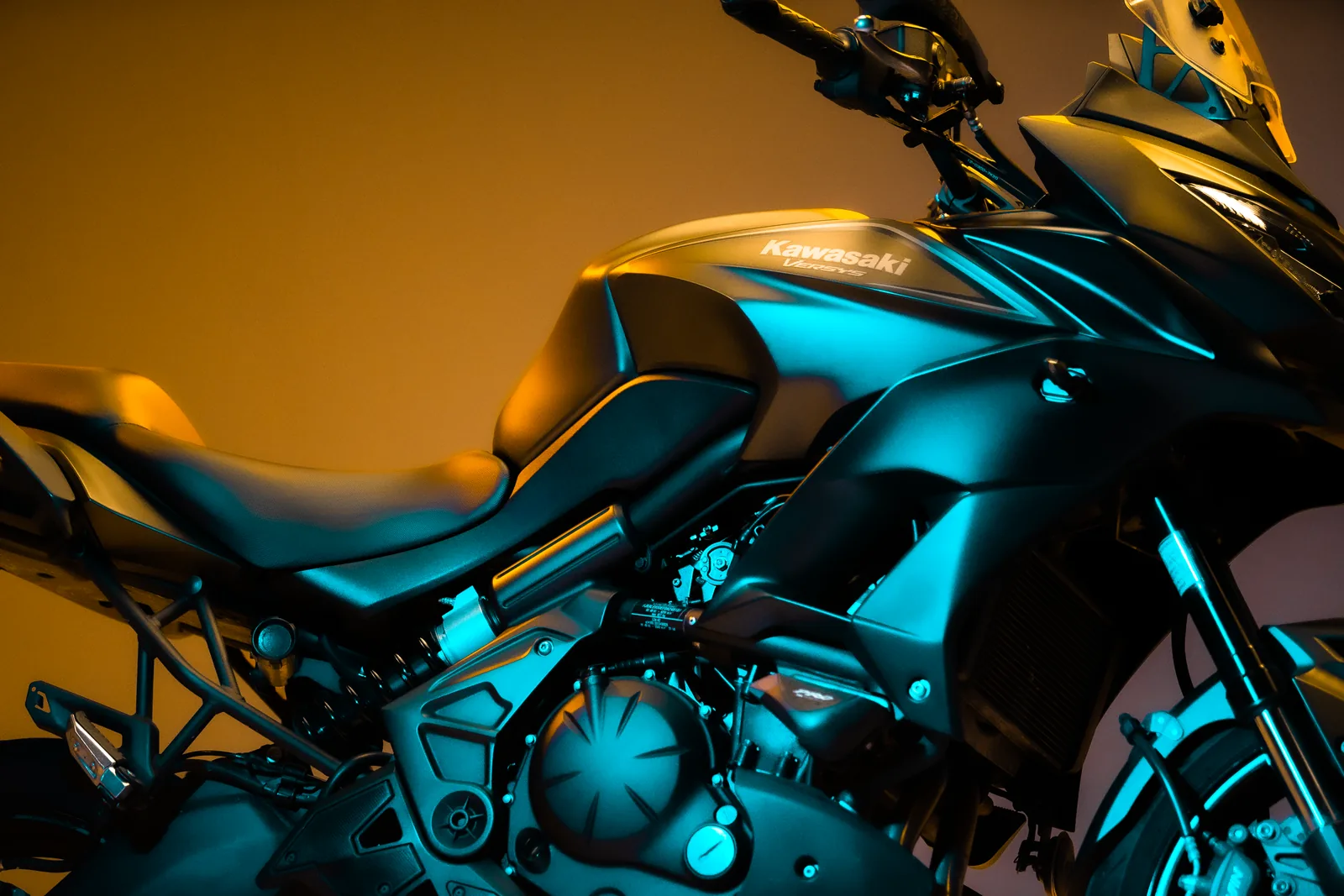 Shooting produit en studio, moto Kawasaki Versys