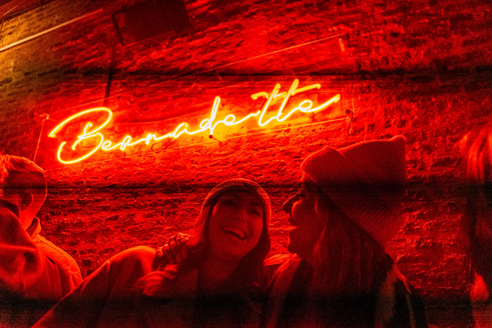 Photographe ambiance, soirée sous néon dans un bar lillois