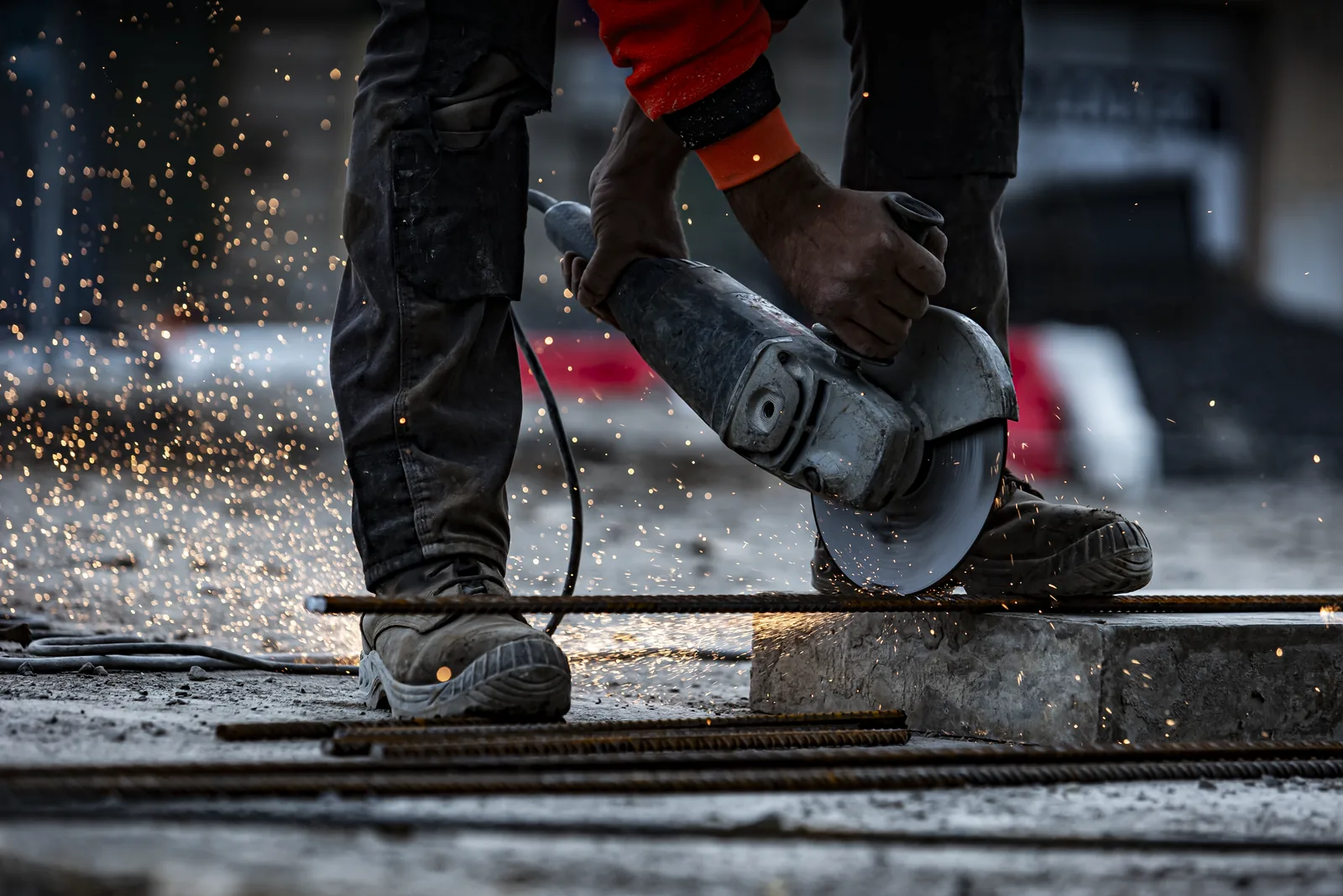 Reportage photo de chantier, ouvrier à la meuleuse