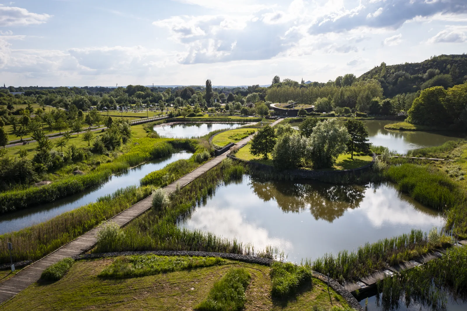 Vue drone, parc Aquaterra promenade et étangs, bassin minier