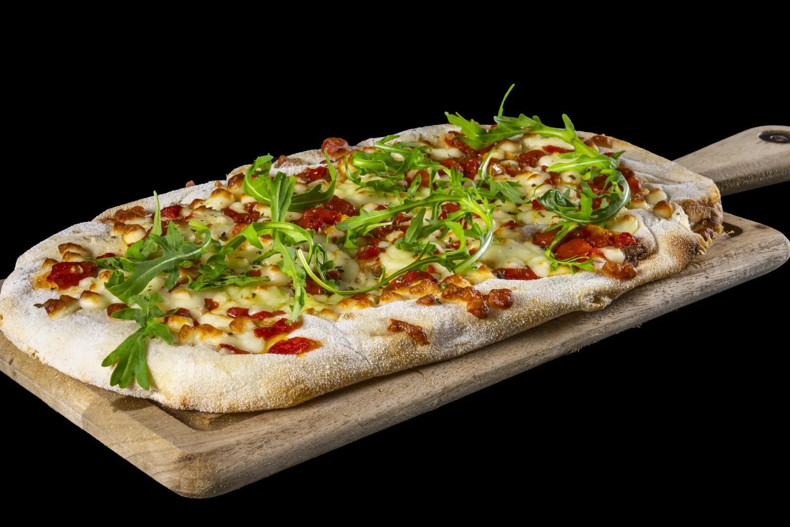 Photographie culinaire, pizza à la roquette sur planche bois