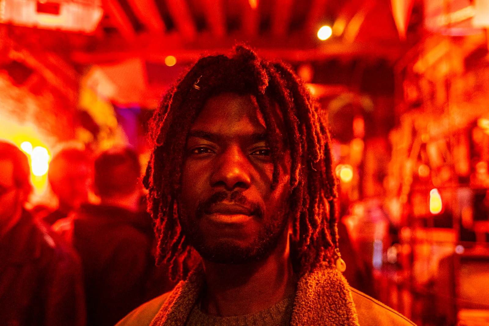 Photographe événementiel, portrait de soirée en lumière rouge