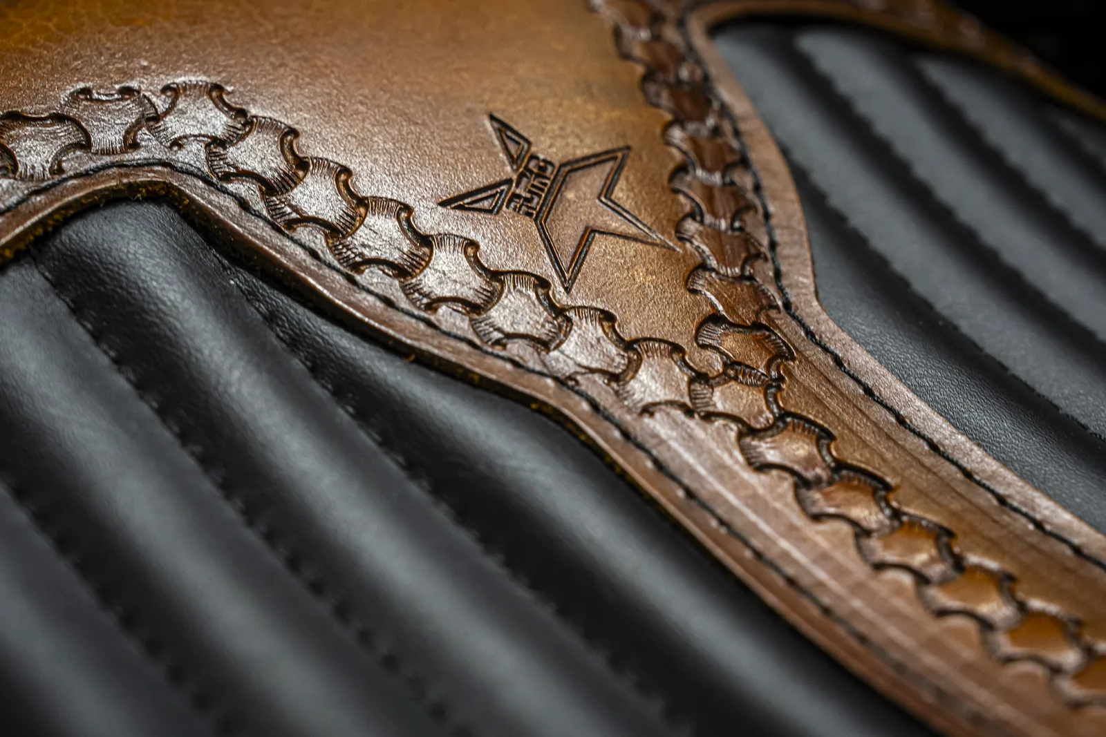 Photographie produit artisan, sellerie moto cuir Rutko