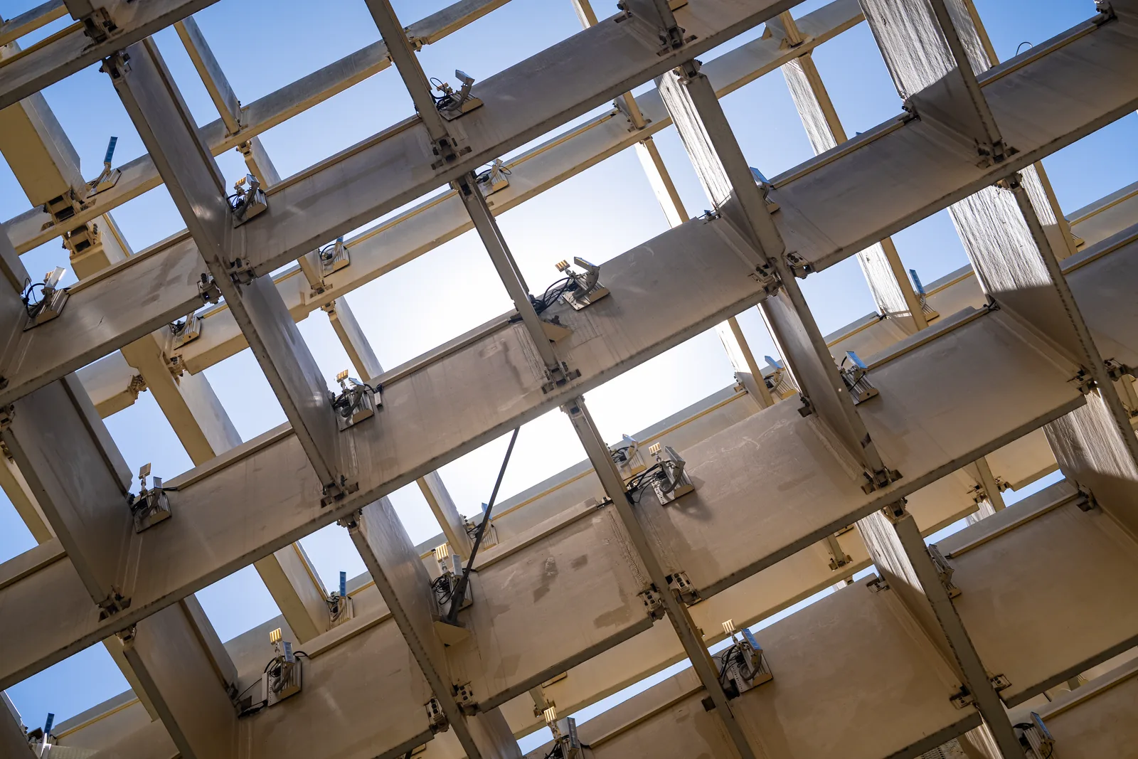 Photographe architecture, structure acier en contre-plongée